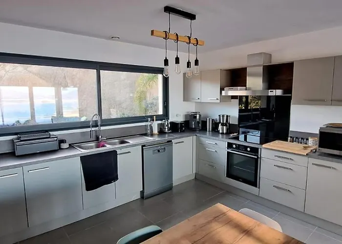 De Luxe Avec Piscine à Débordement Chauffée à Villa