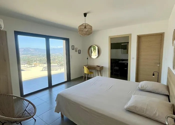 De Luxe Avec Piscine à Débordement Chauffée à Porticcio (Corsica)