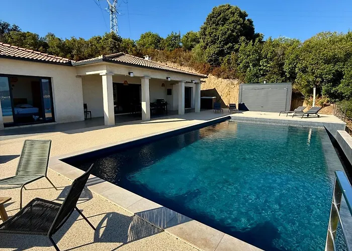 De Luxe Avec Piscine à Débordement Chauffée à * Porticcio (Corsica)