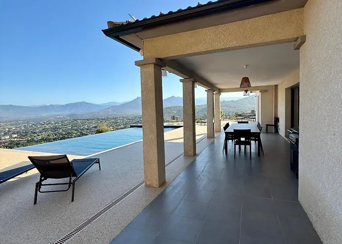De Luxe Avec Piscine à Débordement Chauffée à Villa Porticcio (Corsica)