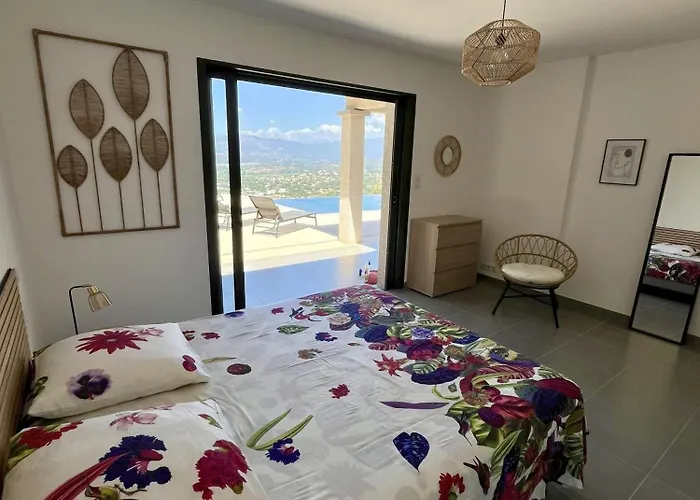 De Luxe Avec Piscine à Débordement Chauffée à * Porticcio (Corsica)