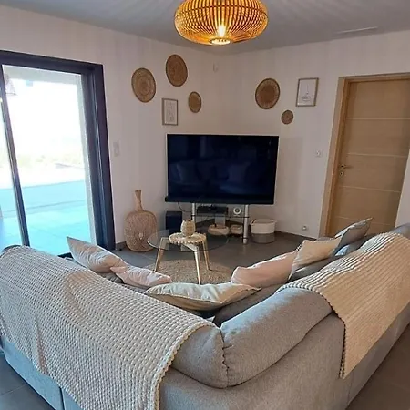 De Luxe Avec Piscine A Debordement Chauffee A