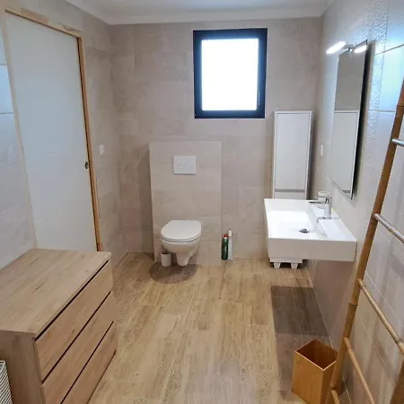 De Luxe Avec Piscine A Debordement Chauffee A