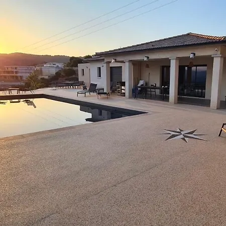 De Luxe Avec Piscine A Debordement Chauffee A *