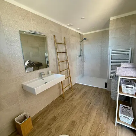 De Luxe Avec Piscine A Debordement Chauffee A *