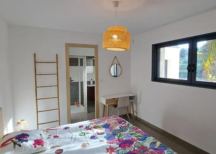 Villa De Luxe Avec Piscine A Debordement Chauffee A *