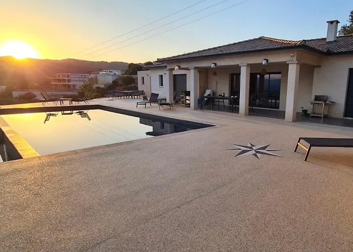 De Luxe Avec Piscine A Debordement Chauffee A *