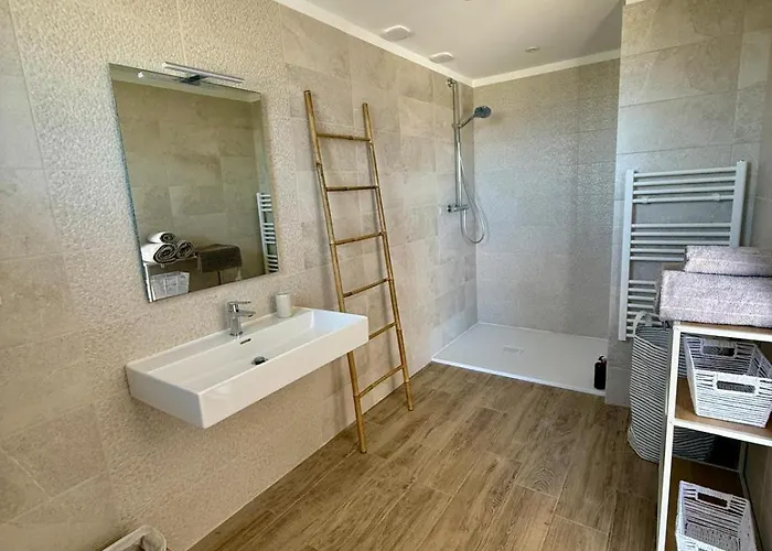 De Luxe Avec Piscine A Debordement Chauffee A *