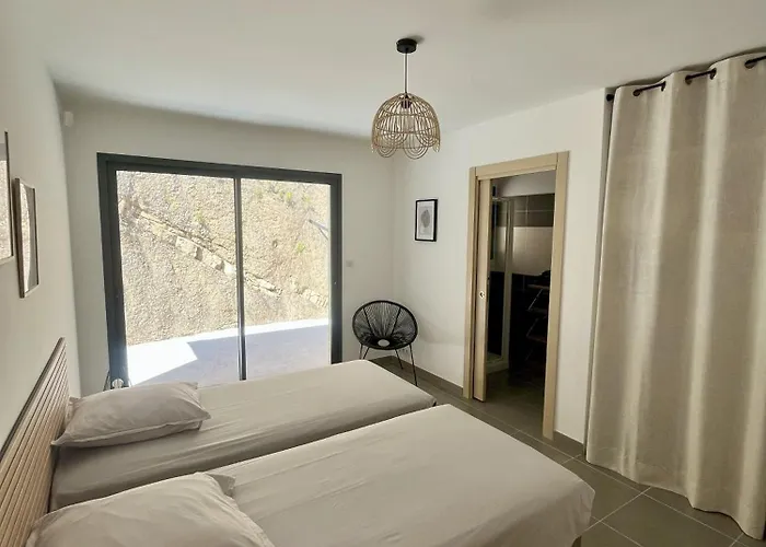 Villa De Luxe Avec Piscine A Debordement Chauffee A *